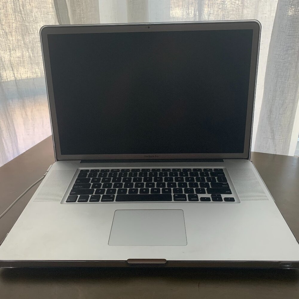 FOR PARTS 2009 MacBook Pro 17” inch Silver A1297 with clear hard case & cord
